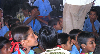 Les enfants assis dans la classe - Rajasthan - Inde