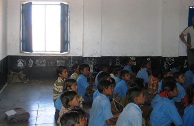 enfants assis dans une salle de classe dénudée - Rajasthan