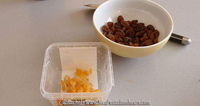 écorces d'orange et raisins secs
