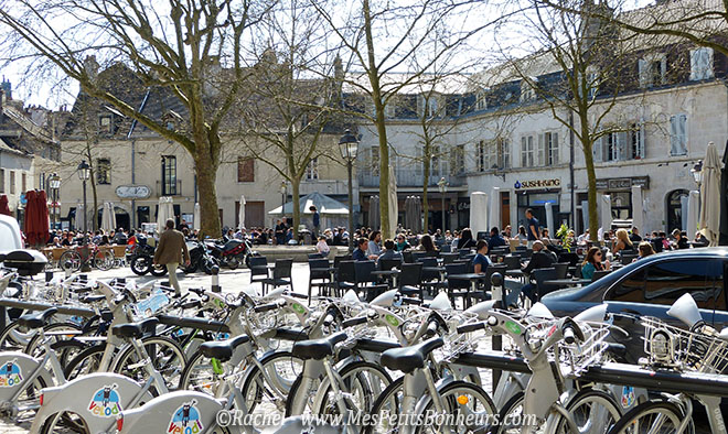 terrasses place avec vélos