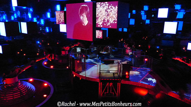 salle de Danse avec les robots martin solveig sur écran géant