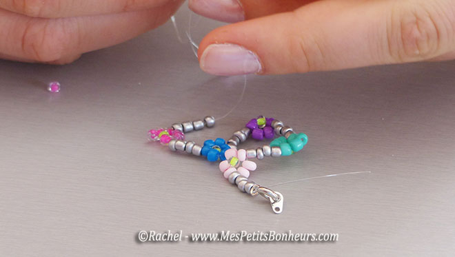 bracelet fleurs en perles de rocailles