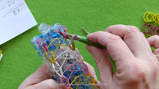 Tuto oeuf de paques en elastiques rainbow loom.Image fixe010