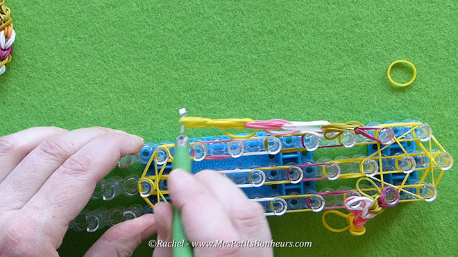 Tuto oeuf de paques en elastiques rainbow loom.Image fixe019