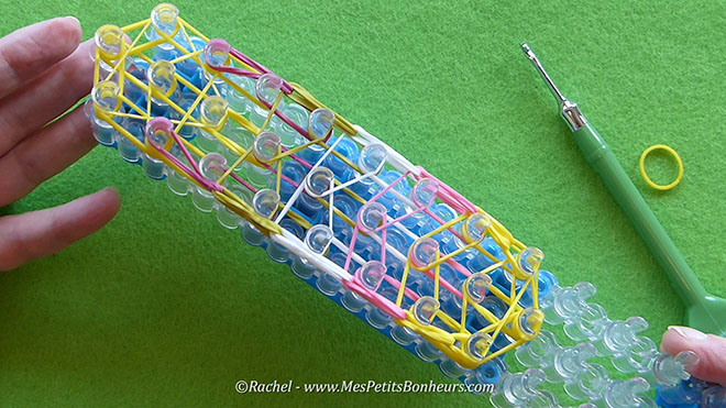 Tuto oeuf de paques en elastiques rainbow loom.Image fixe024