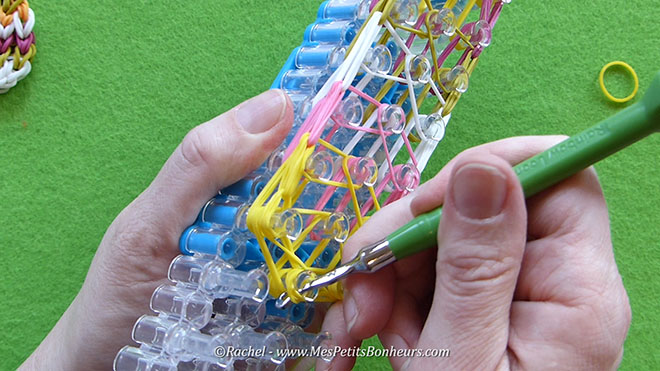 Tuto oeuf de paques en elastiques rainbow loom.Image fixe025