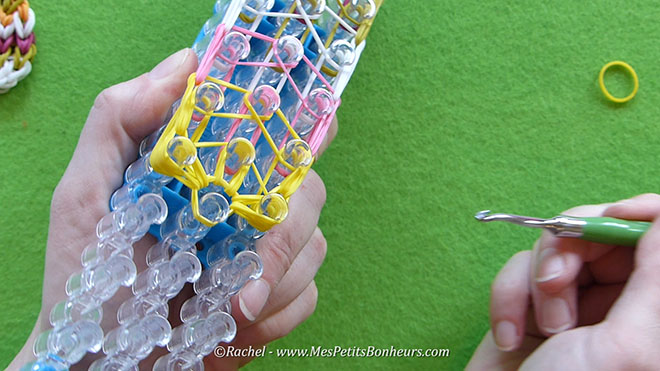 Tuto oeuf de paques en elastiques rainbow loom.Image fixe027