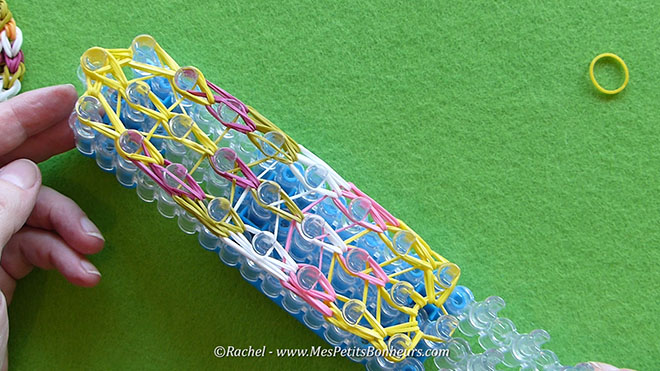 Tuto oeuf de paques en elastiques rainbow loom.Image fixe028