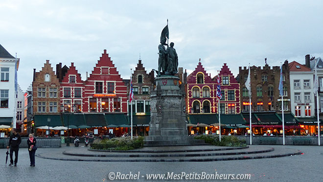 Bruges Place du Markt pluie