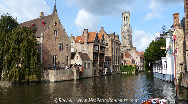 Bruges beffroi vu du canal