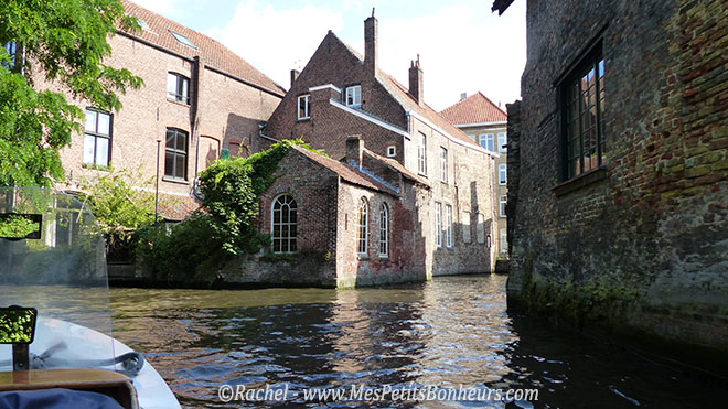 Bruges maison briques bord canal