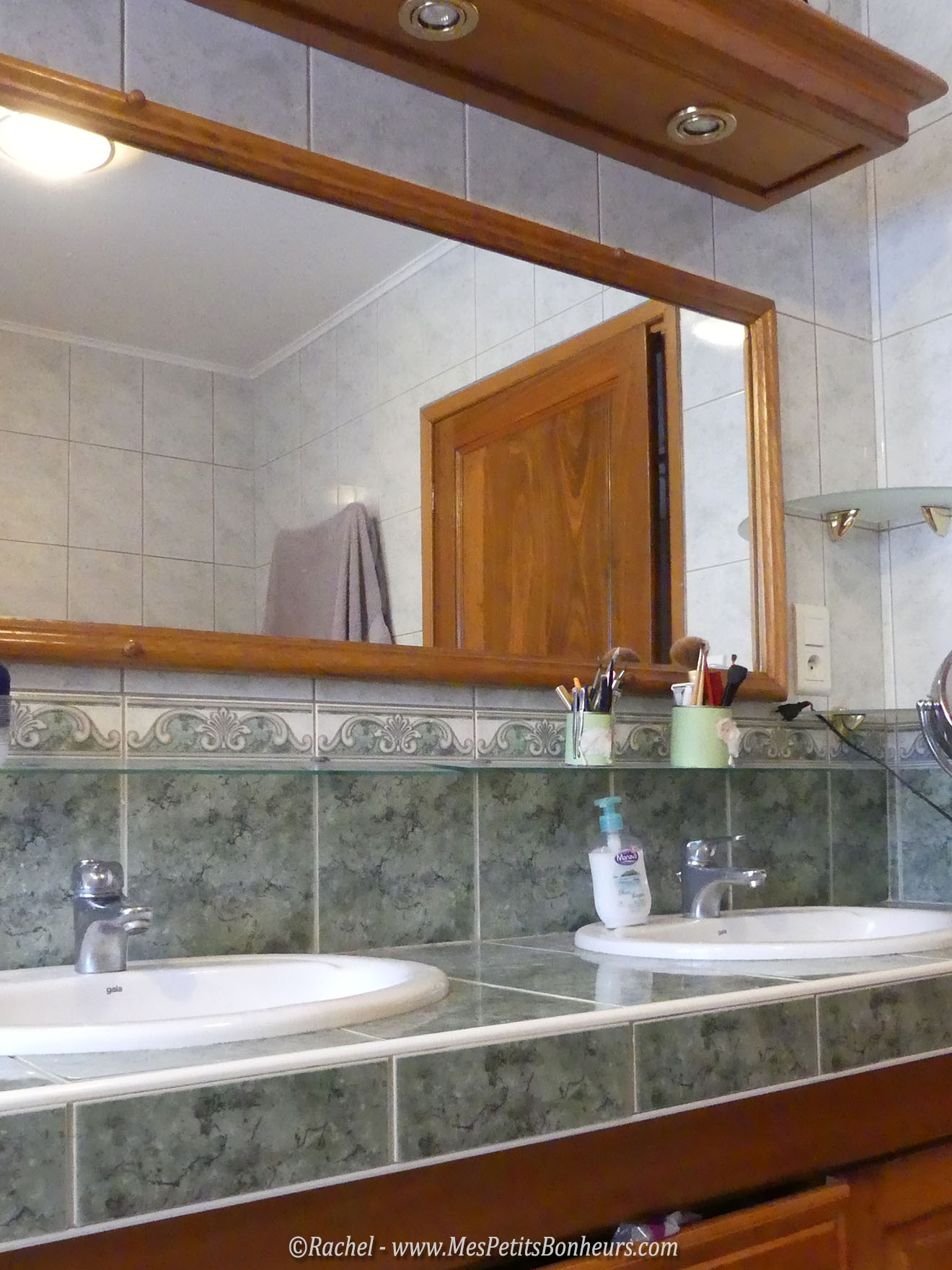 salle de bains miroir et bandeau bois
