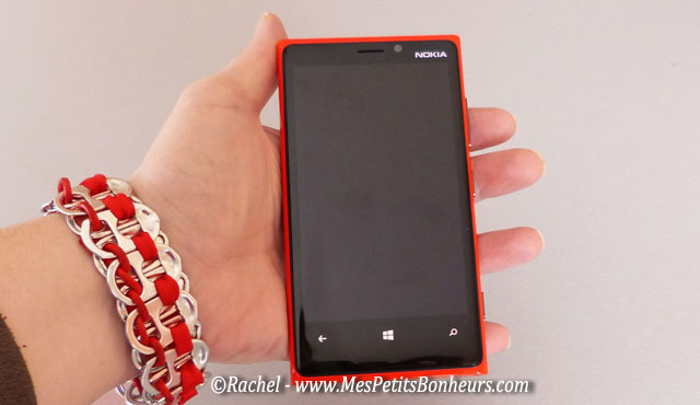 Nokia Lumia rouge dans ma main