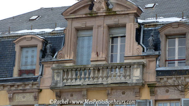 statuettes lion encadrant le balcon_centre ville belfort