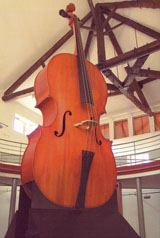 violoncelle_geant_musee_lutherie