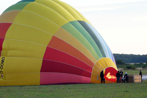 01-Chambley-29 juillet-2009-gonflage-montgolfiere