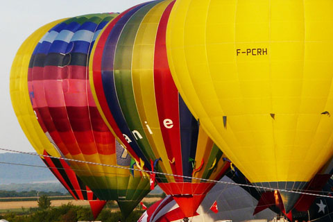 03-Chambley-29 juillet-2009-montgolfieres-multicolores-et-jaune