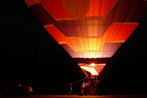 Chambley-30-juillet-2009-montgolfiere-gonflement-nuit-1