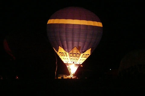 Chambley-30-juillet-2009-montgolfiere-gonflement-nuit-2 maison