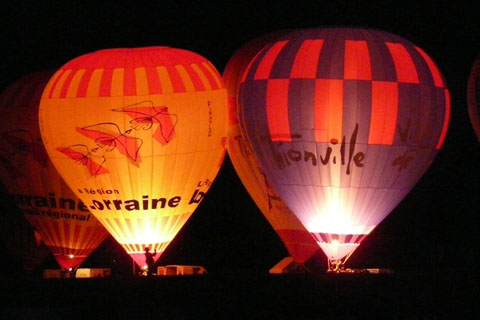 Chambley-30-juillet-2009-montgolfiere-gonflement-nuit-3-lorraine et thionville