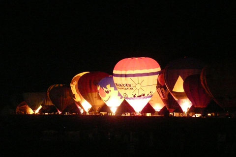 Chambley-30-juillet-2009-montgolfiere-gonflement-nuit-4-lion-clown