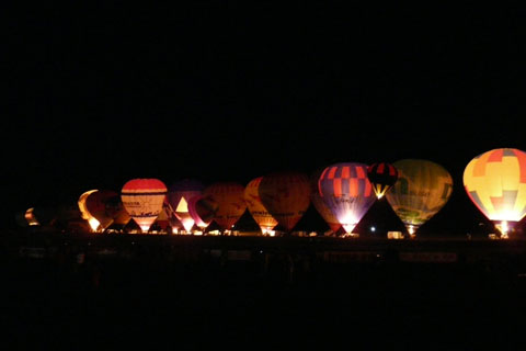 Chambley-30-juillet-2009-montgolfiere-gonflement-nuit-5-ligne