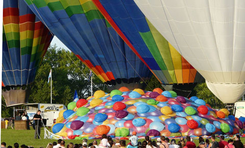 Mondial-air-ballon-la-haut-montgolfiere-pixar-chambley-2009-gonflement-1