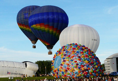 Mondial-air-ballon-la-haut-montgolfiere-pixar-chambley-2009-gonflement-3