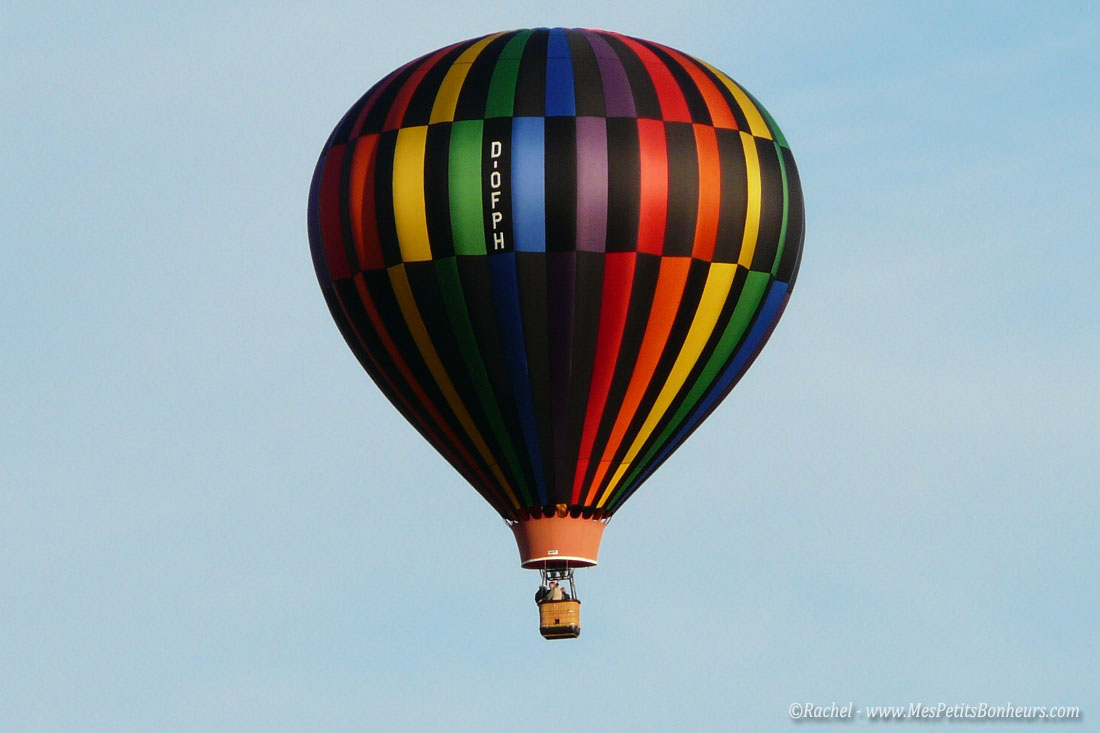 montgolfiere noire et multicolore