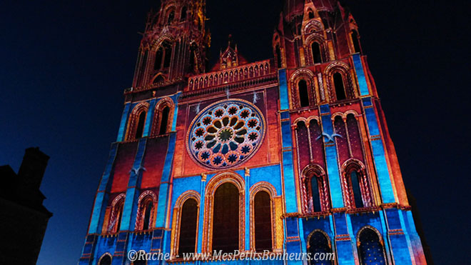 cathedrale de chartres illuminée orange et bleu