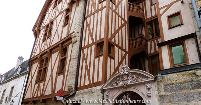 Dijon escalier extérieur en bois et maison colombages