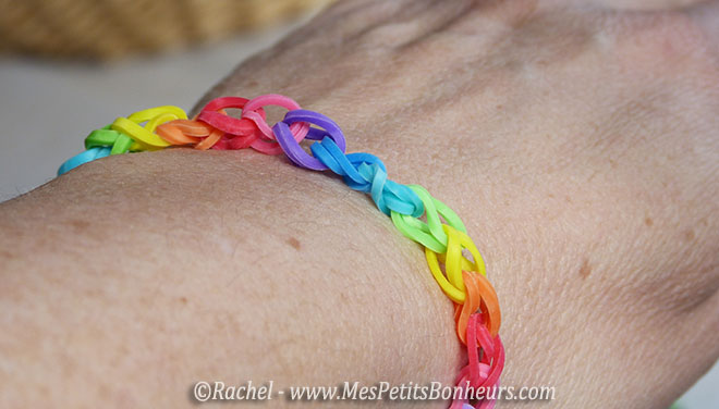 mailles tordues dans bracelet rainbow loom