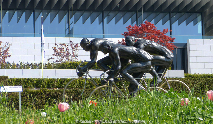 sculpture cyclistes jardin musée olympique Lausanne