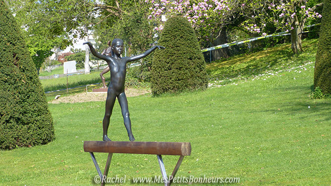 sculpture gymnaste à la poutre jardin musée olympique Lausanne