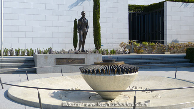 statue Coubertin et flamme olympique musée lausanne