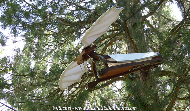 maquette ornithoptere machine volante leonard de vinci dans les arbres