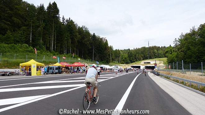 vélos rollers et piétons sur l'autoroute en suisse