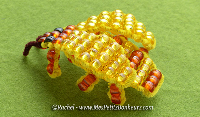 activité manuelle abeille en perles et fils de chenille