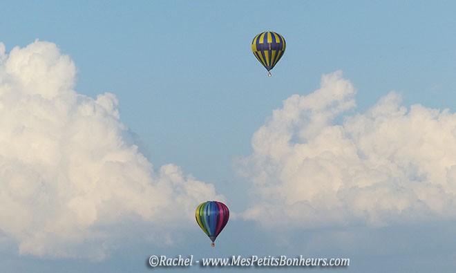 montgolfières dans les nuages