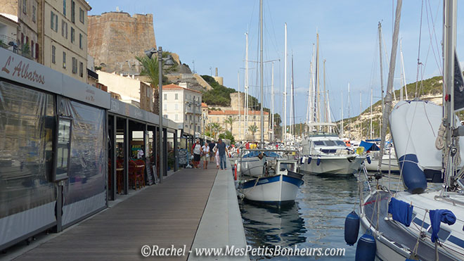 terrasses le long du port de Bonifacio