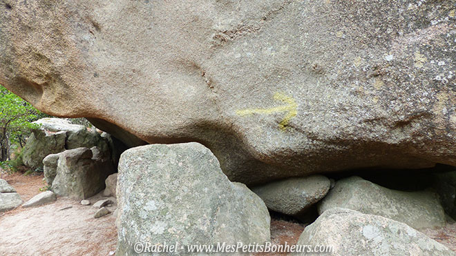 marque jaune sur roche