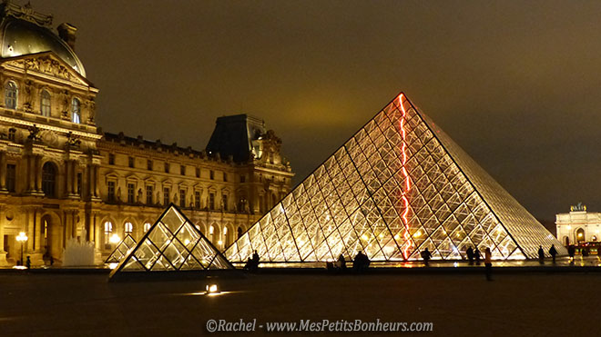 pyramides du Louvre la nuit