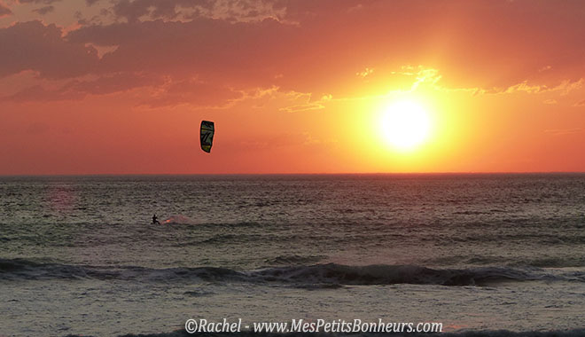 soleil couchant et kite surf