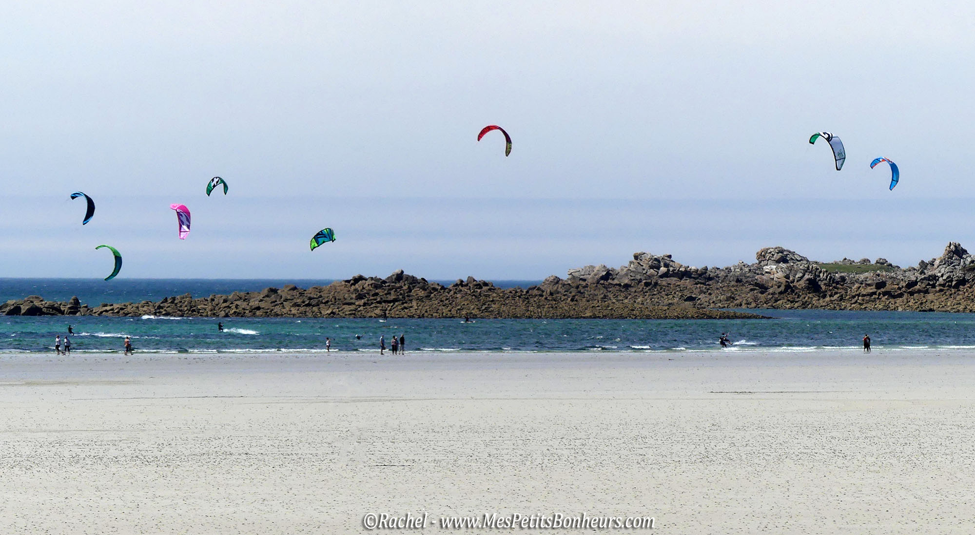 kite surfs