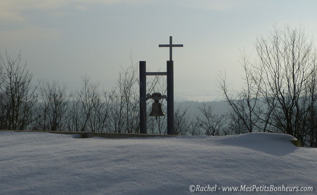 croix devant le monastère des clarisses_ronchamp