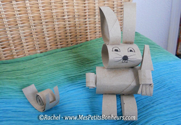 Un lapin avec des empreintes de rouleaux de papier toilette
