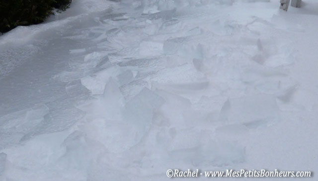 traces de pas et morceaux de glace